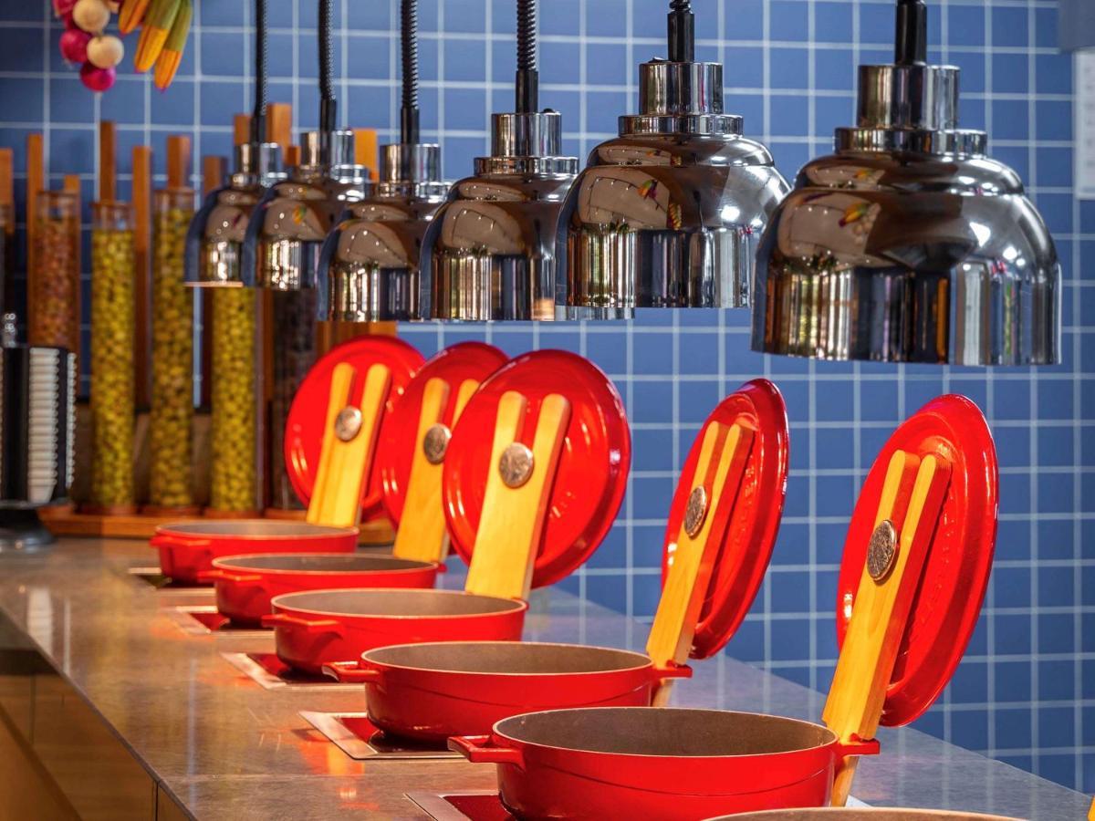 Mercure Trabzon Hotel Exterior foto A row of Le Creuset cast iron cookware