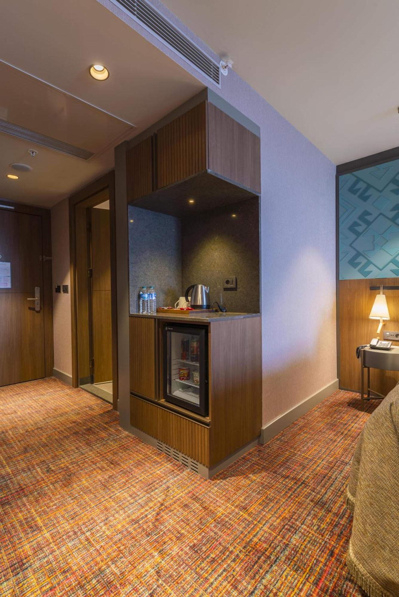 Mercure Trabzon Hotel Exterior foto A wet bar in a hotel room