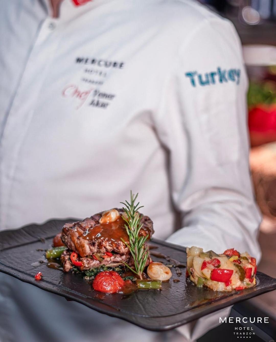 Mercure Trabzon Hotel Exterior foto Chef serving a meal